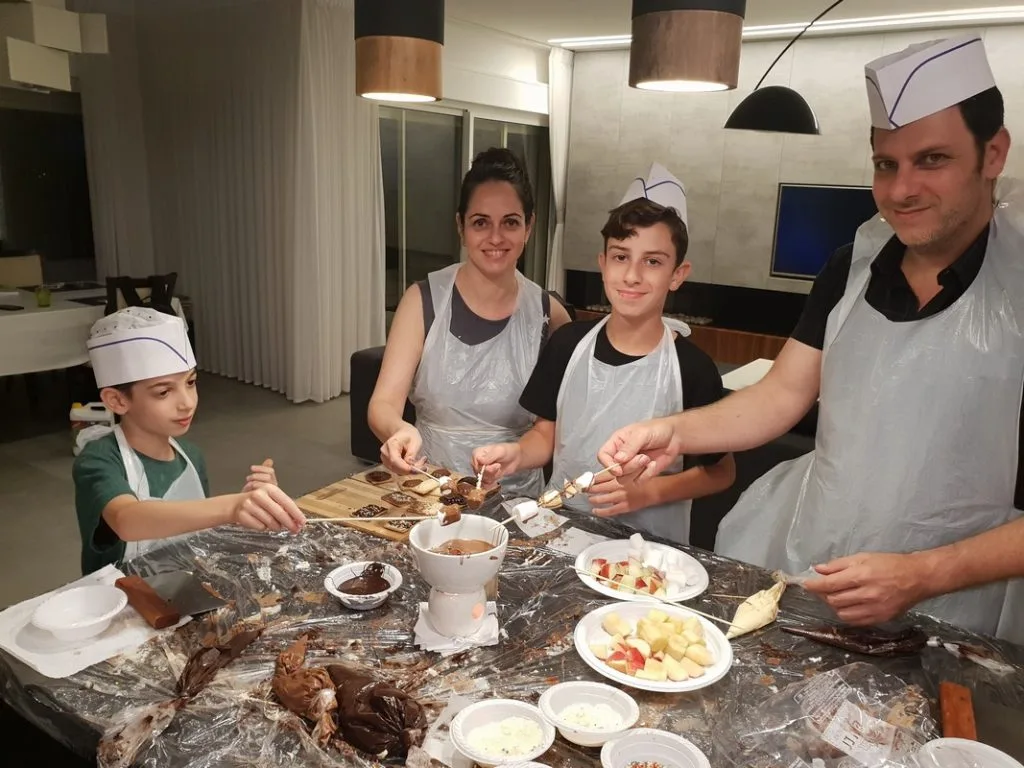 ילדים משתתפים בסדנת בישול ביום הולדת
