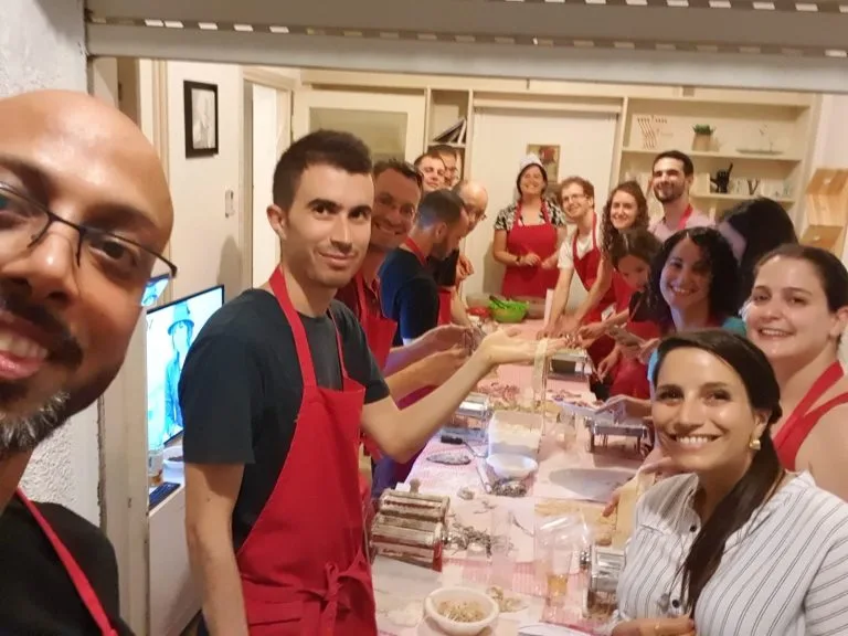 משתתפים בסדנת בישול בבית הלקוח