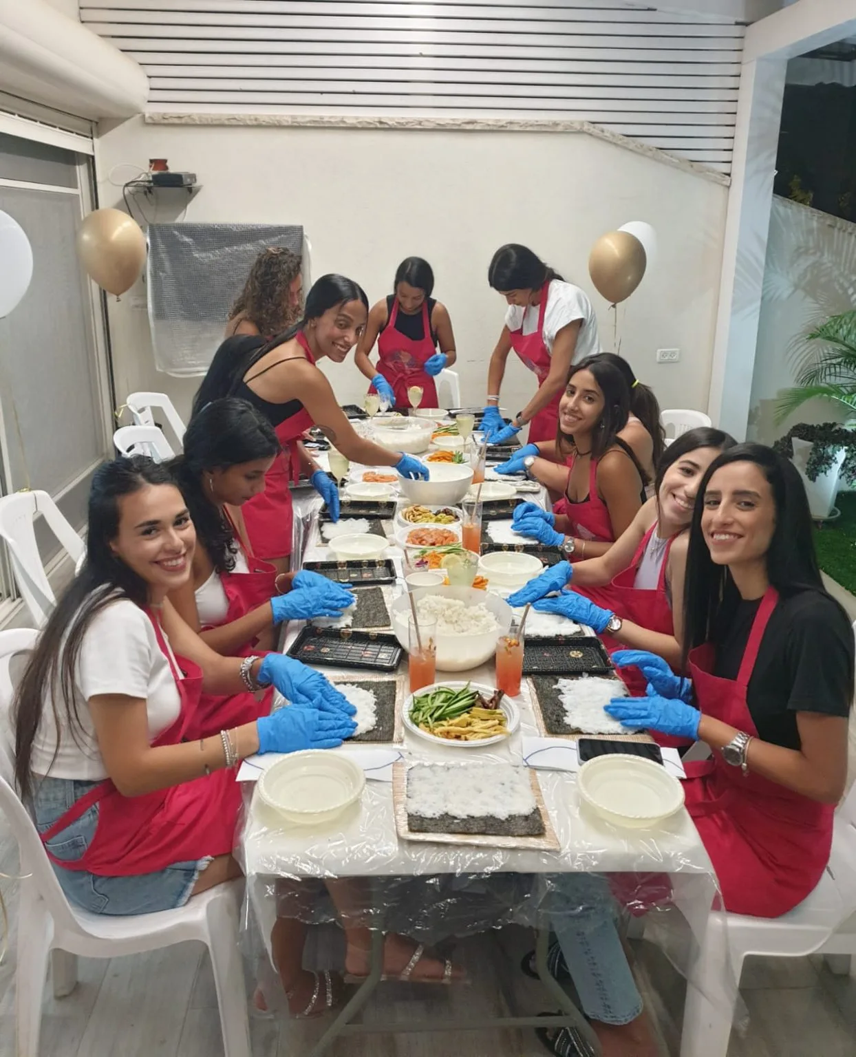 השף מדריך משתתפים סביב שולחן העבודה בסדנה