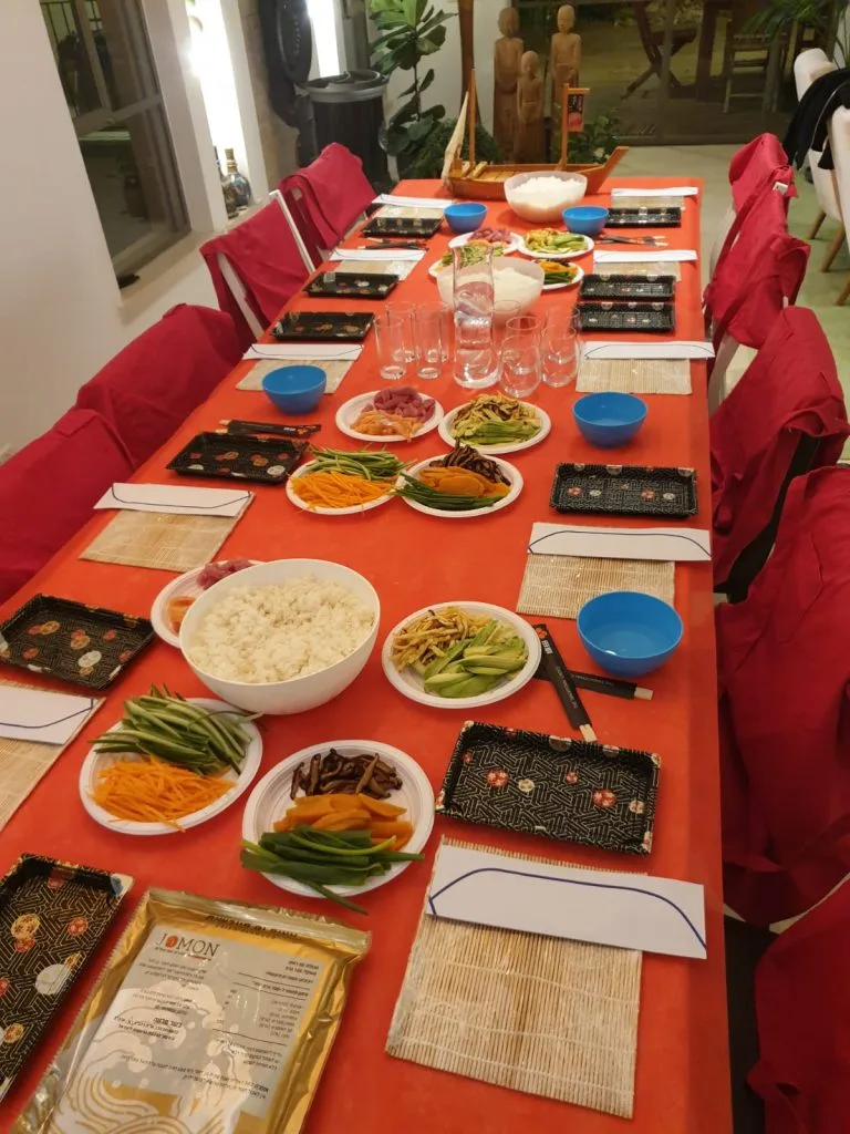 שולחן ערוך עם חומרי גלם לסדנה
